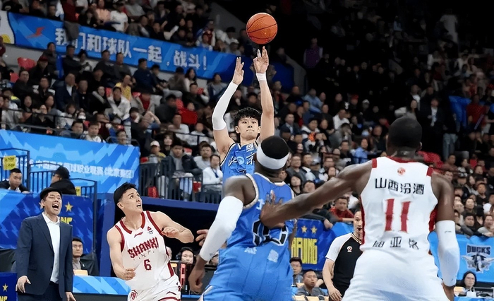 必发APP-曾凡博腰伤麻烦了！归期待定，顺便恢复手指伤势，许利民压力山大|周鹏|赵睿|周琦|复出|受伤_新浪体育_新浪新闻