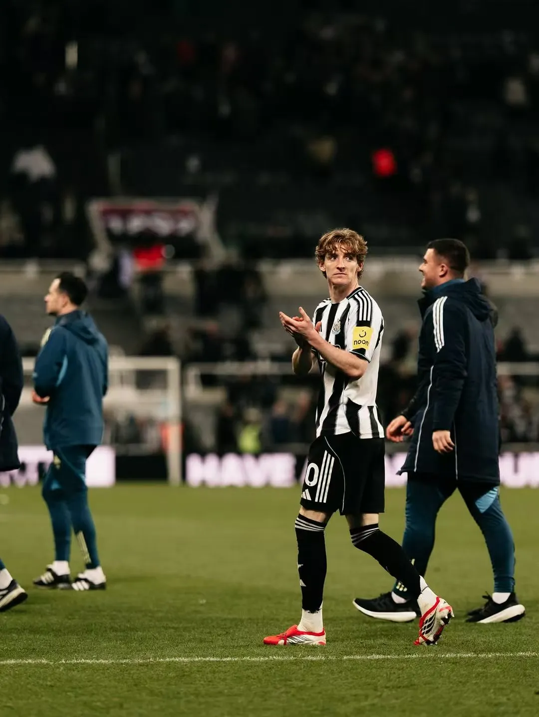 必发-打入一球，戈登赛后更新社媒，发布图集庆祝胜利