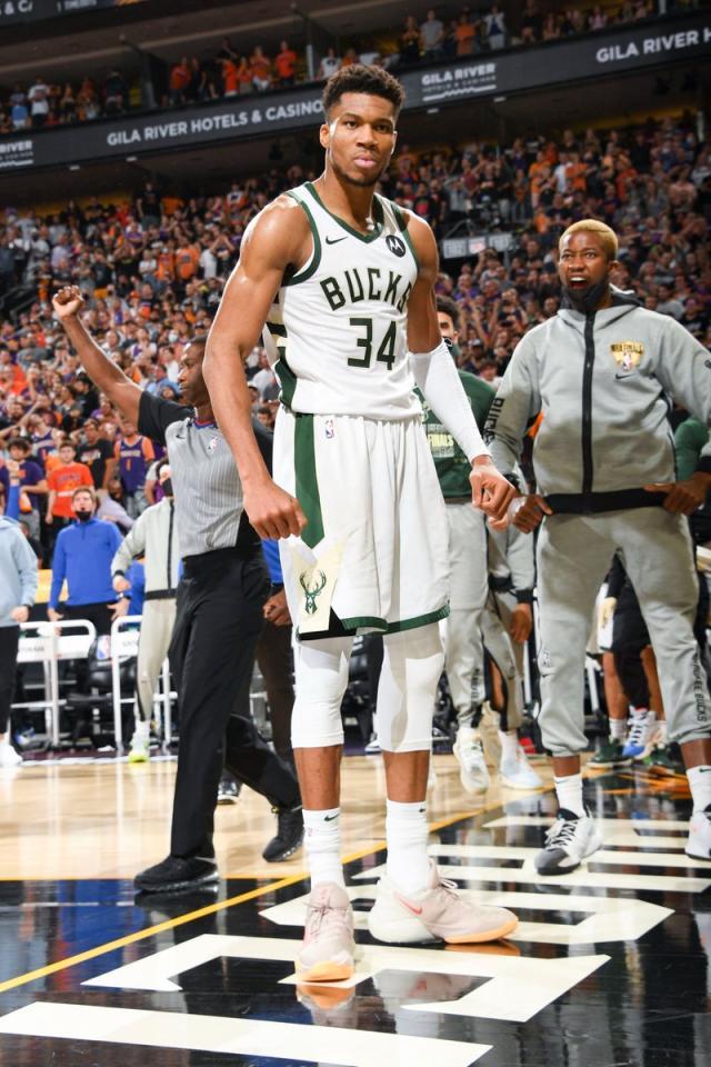 必发入口-忘记三分和中投！字母哥提醒你制霸篮下永不过时